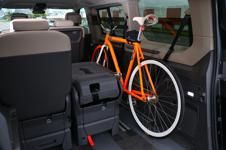 對於單車玩家而言，昂貴的公路車可以直接放入車內，不必額外安裝車頂架；對露營玩家來說，大型帳篷、折疊桌椅與各種戶外裝備也能輕鬆收納。
