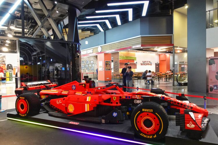 由超過20多萬顆顆粒拼砌的賽車模型,完整複製實車細節。