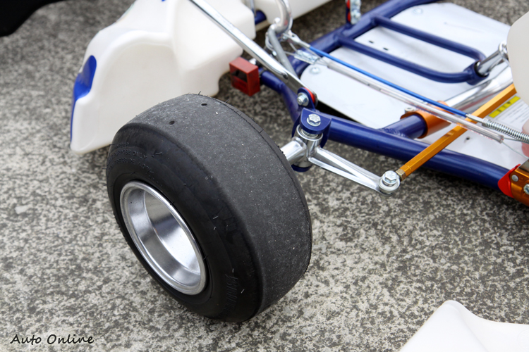 YAMAHA SL二行程KT-100引擎搭配BRIDGESTONE YBN輪胎抓地力明顯不足。