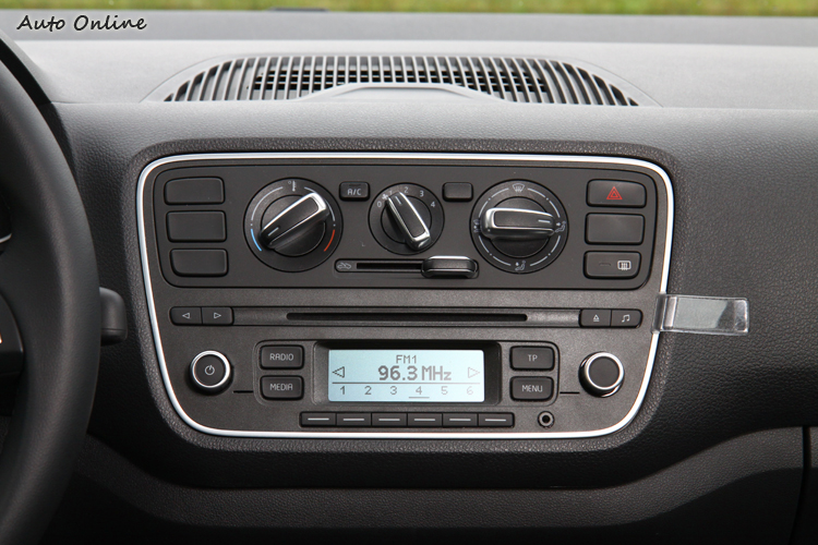 Citigo冷氣為手動控制,下方有簡單音響系統。