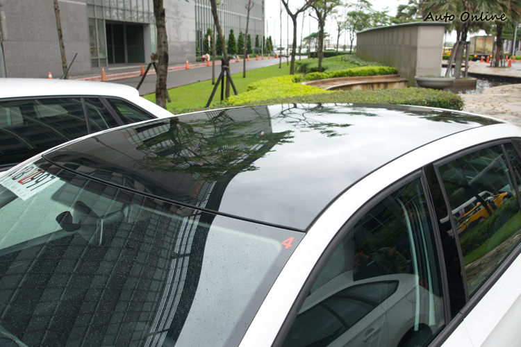 暗色的全景玻璃車頂讓外觀有了「亮」點。