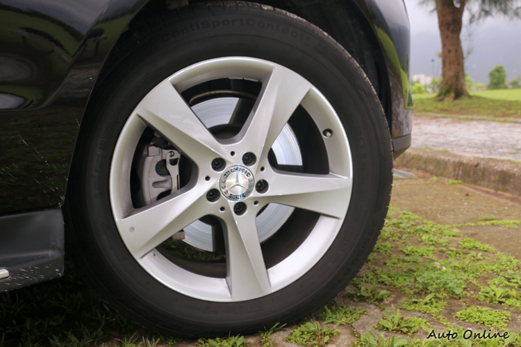 ML 400標準配備19吋鋁圈,消費者當然可以選配尺寸更大鋁圈。