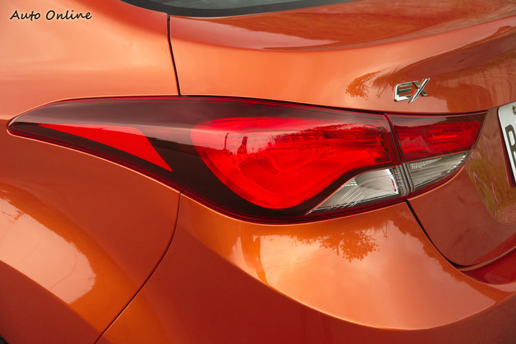 尾燈組施予了黑化處理。