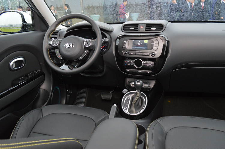 座椅和方向盤都施以皮質包覆,並搭配黃色縫線。