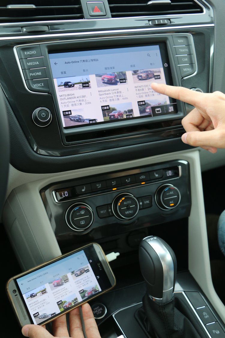 APP-Connect和智慧手機連接後,就能使用大螢幕上網看影片或使用地圖。