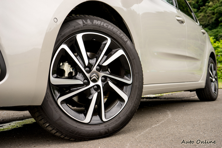 205/55輪胎搭配17吋鋁圈。