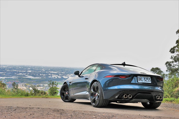 引擎蓋底下藏著是一具5.0升V8機械增壓引擎,這顆引擎廣泛使用在Jaguar、Land Rover各車系之中,是集團中技術相當純熟的大排量性能引擎。