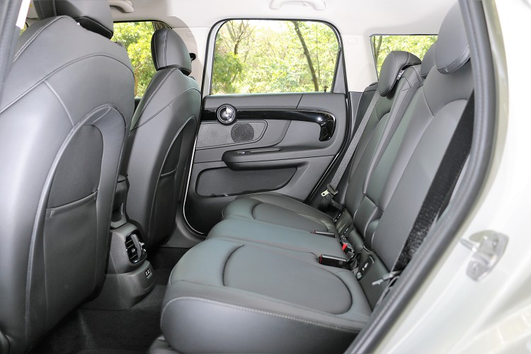 後座空間是MINI全車系中最寬敞車型,座椅能在有限空間中調整到最舒適姿勢。