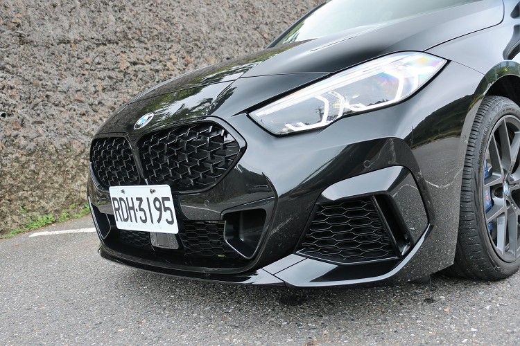 車頭的格柵都換上黑色套件,前方進氣孔是為了散熱使用。