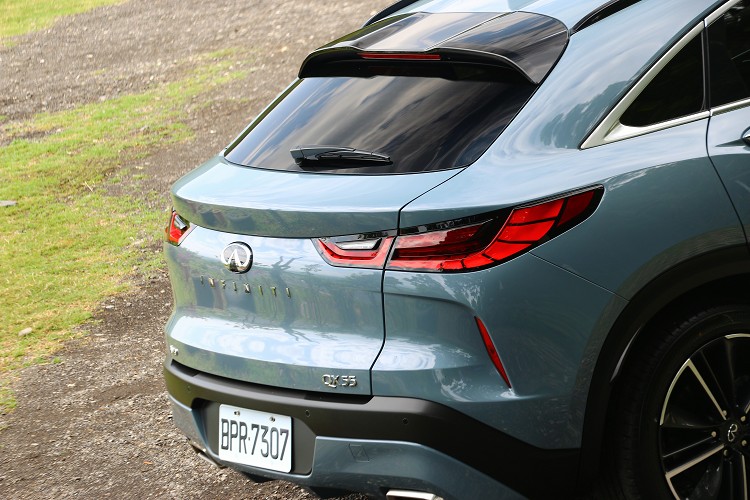 尾燈造型與QX50如出一轍,以45顆高品質LED投射科技與琴鍵設計融合成獨特線條。