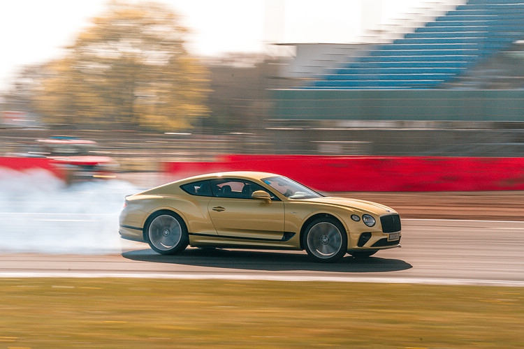 Continental GT Speed,搭載6.0升W12 TSI引擎,可輸出659 ps、900 Nm,0-100 km/h加速需時3.6秒,最高車速335km/h。