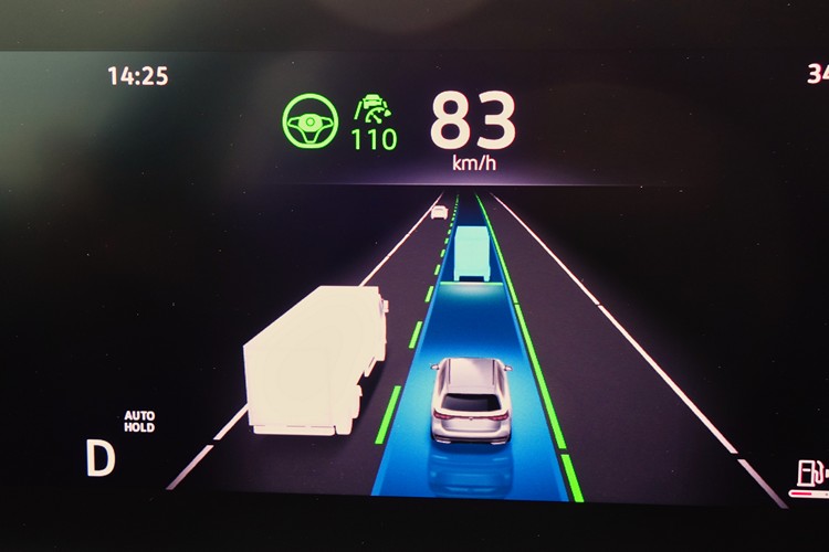 儀表的駕駛輔助畫面非常直觀,高速時可顯示三個車道的路況,還會依據不同車型描繪出車輛外觀型式,包括摩托車也可清楚辨識。