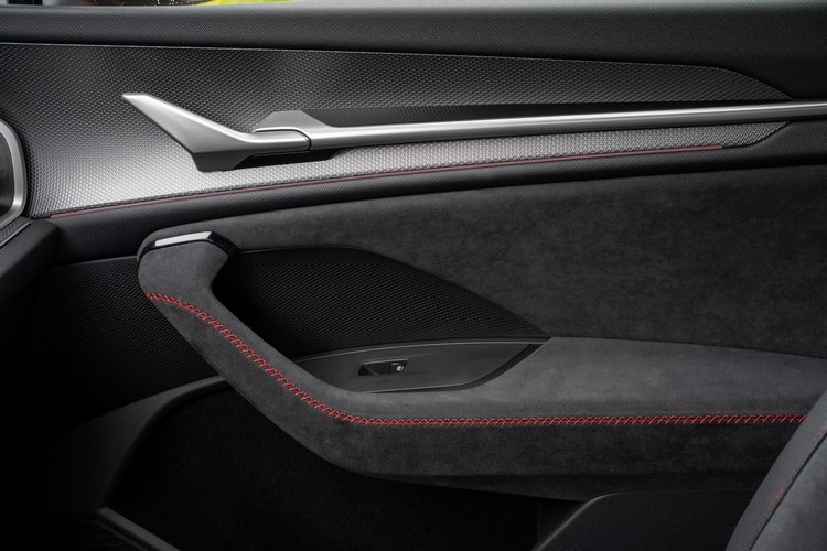 車門內側以SUEDIA類麂皮革搭配鈦晶銀格紋飾板
