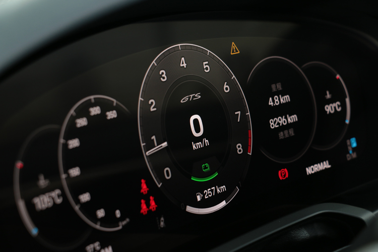 坐進車內，最明顯的變化在於數位化的徹底執行，經典的五環表正式轉為 12.6 吋的曲面全數位螢幕。