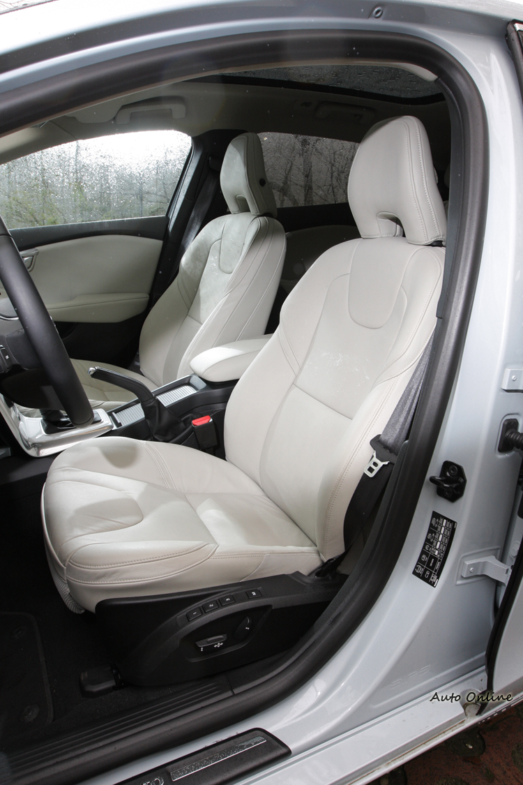 包覆性佳的跑車化座椅,原廠也針對肘枕的部分進行填充物的改良。