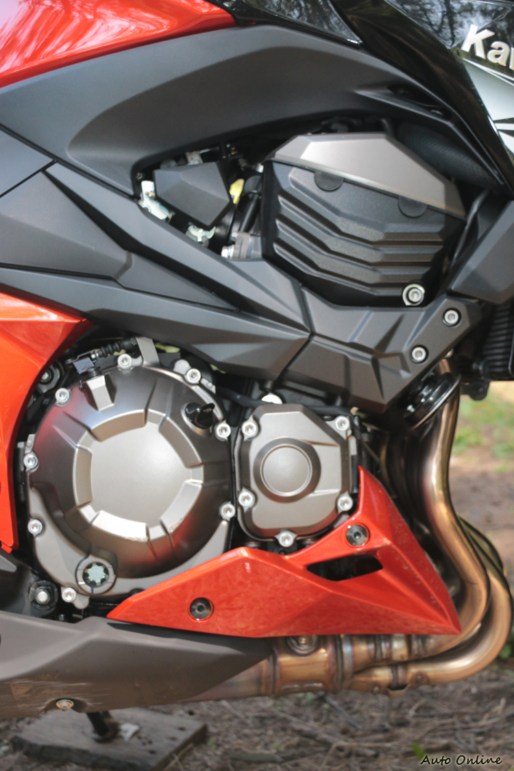 車輛以Z750的引擎為基礎,藉由變大的缸徑讓排氣量提升至806c.c。