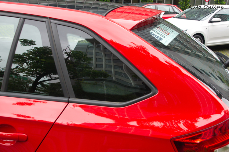 C柱這塊車窗對後座視野有點小切割。