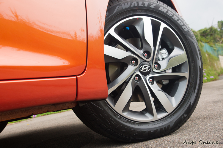 鋁圈換為更具動感的雙叻五輻新式樣。