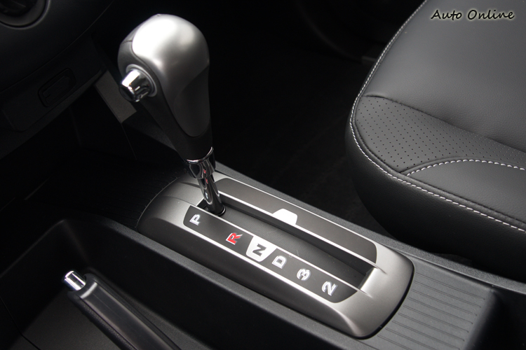 變速箱從原本的四速自排升級為五速手自排。