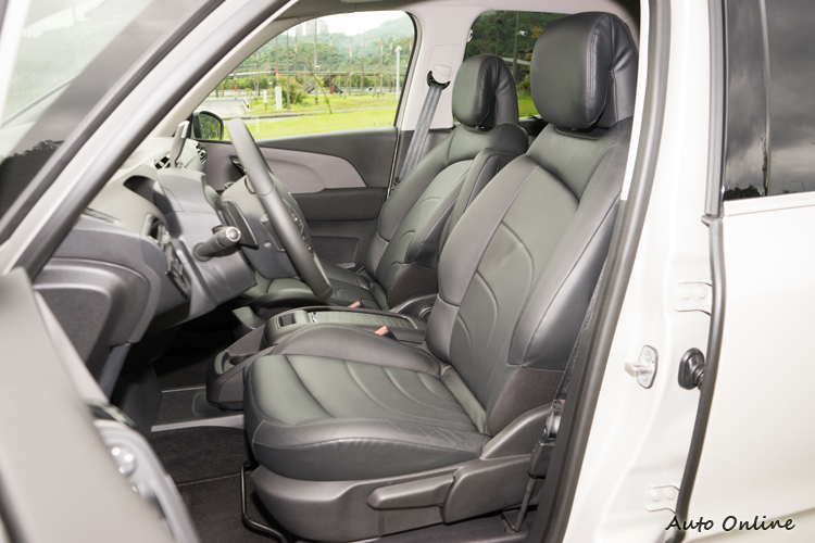 皮質座椅在腰部與腿部較有側邊支撐。