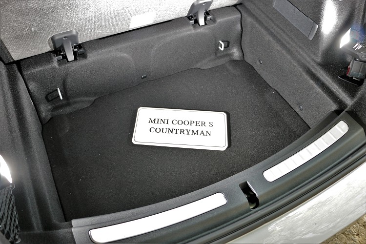 行李廂底板下有額外的置物空間。