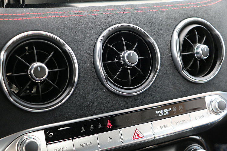 仿渦輪造型的出風口雖然有點退流行,搭配麂皮包覆和金屬邊框,看起來就是很有質感,摸起來讓人愛不釋手。