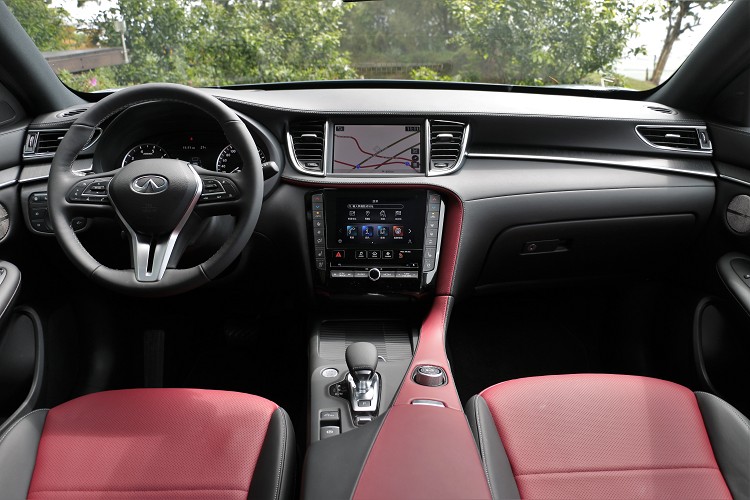 進到車內,造型與QX50相同,由於先前有試駕過QX50,整體操作介面相當熟悉。