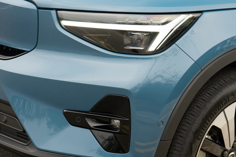 高階像素頭燈隨時依路況變化光形與照射角度