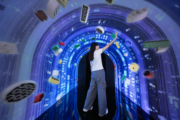 樂高結合光影數位互動體驗及積木拼砌打造6大情境體驗區:樂高太空總部、穿梭時空隧道、太空奇異點、宇宙創世紀、星際遊樂園、玩樂砌星球。