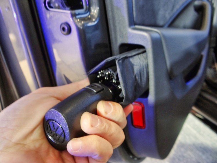 車門藏有可放入折傘的專屬空間,讓雨天用車不會弄到車內濕答答。