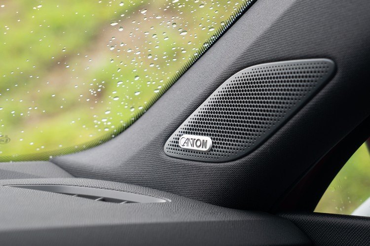 13支揚聲器+1重低音的Canton音響系統