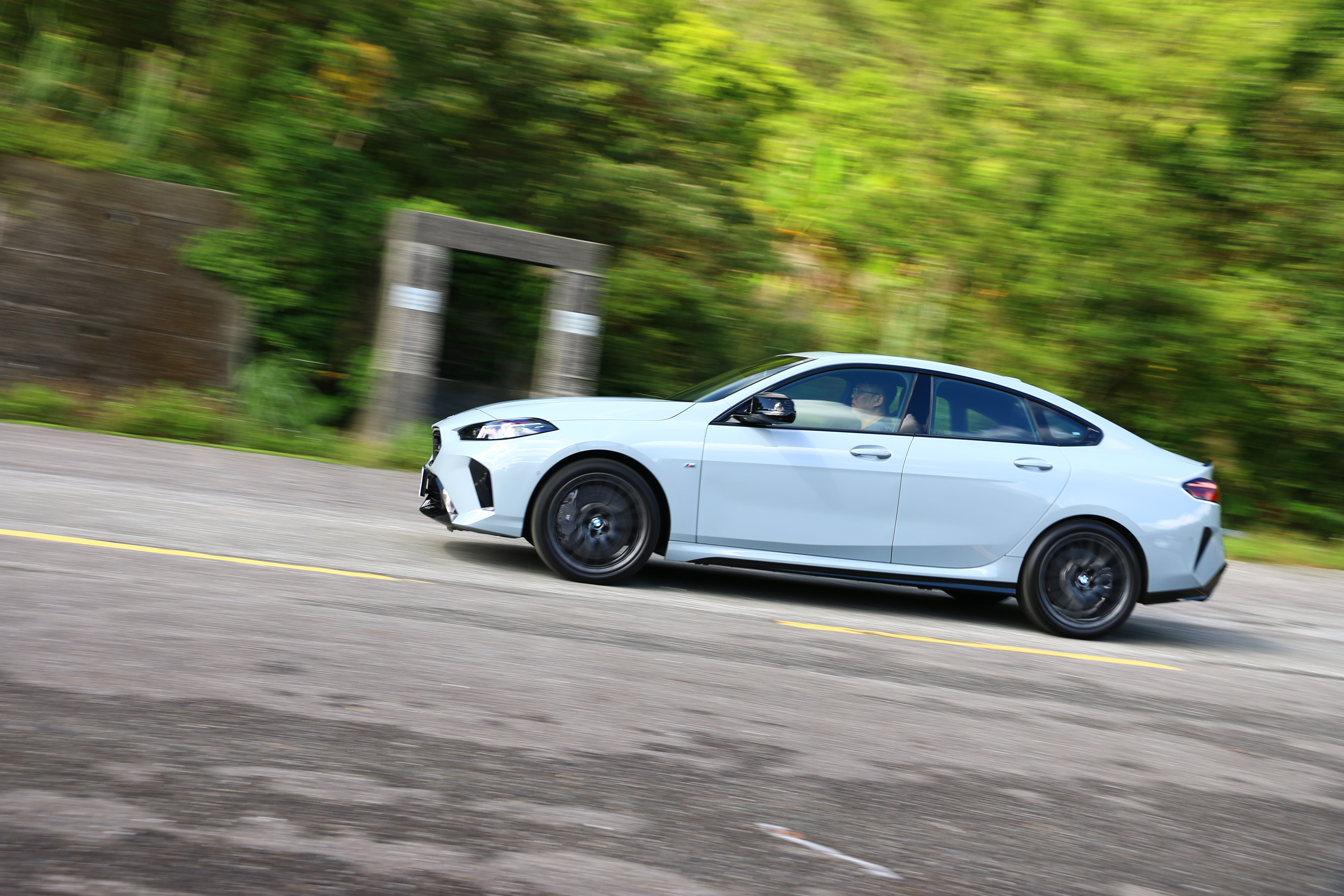 靜止加速到百公里約4.9秒。