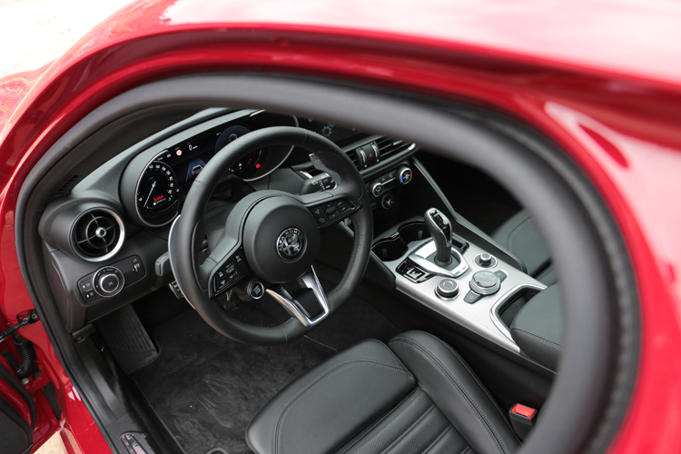 它沒有鋪天蓋地的數位螢幕，也沒有刻意營造的未來感，整個座艙設計都圍繞著駕駛者展開。