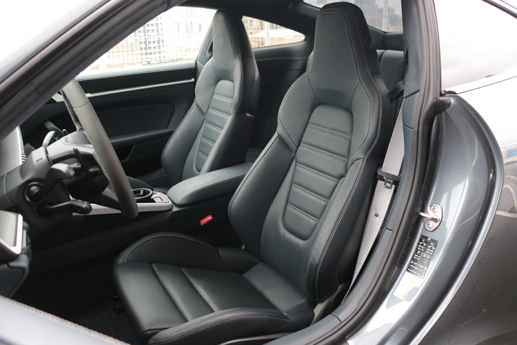 跑車化座椅還是以舒適趨向，全電動可調提升日常代步便利性。