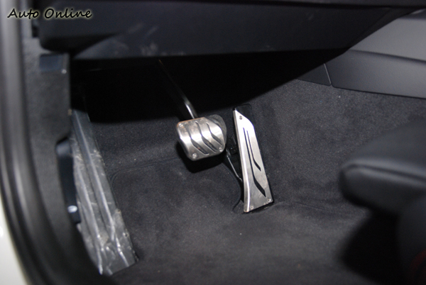 M Performance不銹鋼踏板組,加上最新止滑線條設計,筆者我覺得沒有之前的好看。