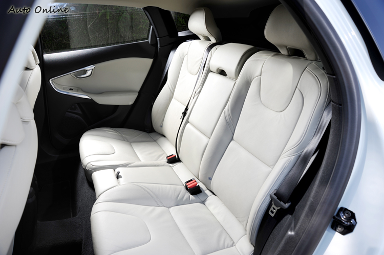 後座同樣在側邊的包覆進行加強,而按照往例車室素材同樣通過氣喘與過敏源檢測。