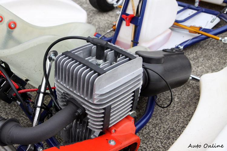 引擎搭載一顆YAMAHA KT-100二行程引擎97.6cc排氣量,引擎最高轉速14,500rpm,最大馬力17hp,靜止加速到100km/h只要4秒。