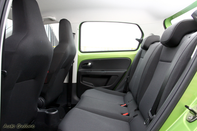 Citigo後座空間夠用,但稱不上舒適。