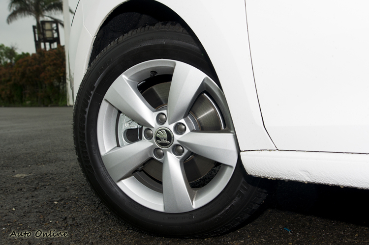 五輻式的「Carme」15吋鋁圈。