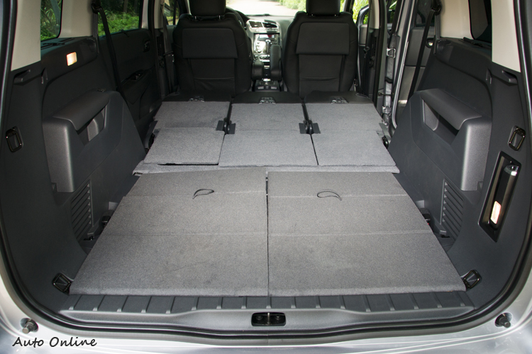 透過折疊底板,二三排座椅放倒後形成1754公升的平整空間。