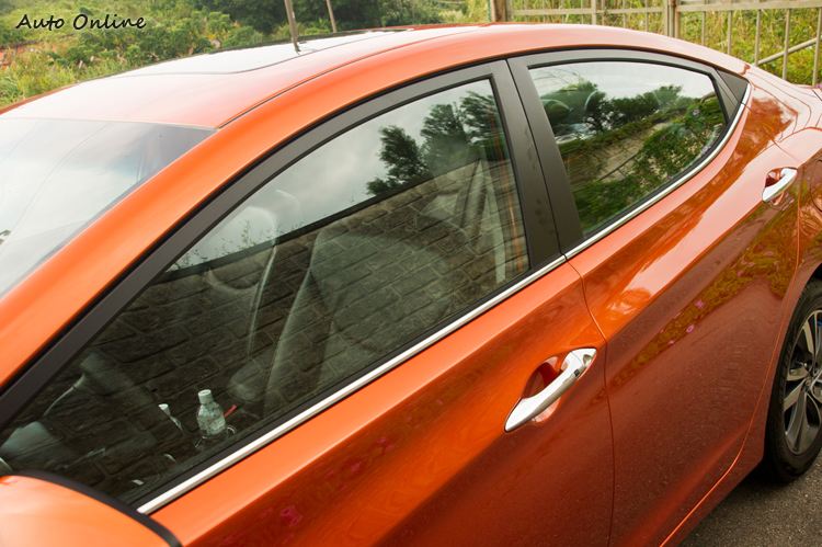 車窗下緣加入鍍鉻飾條,與環繞整個車窗輪廓的作法有不同的視覺感受。