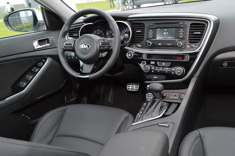 駕駛導向的控制台,微微偏向駕駛座9.6度。