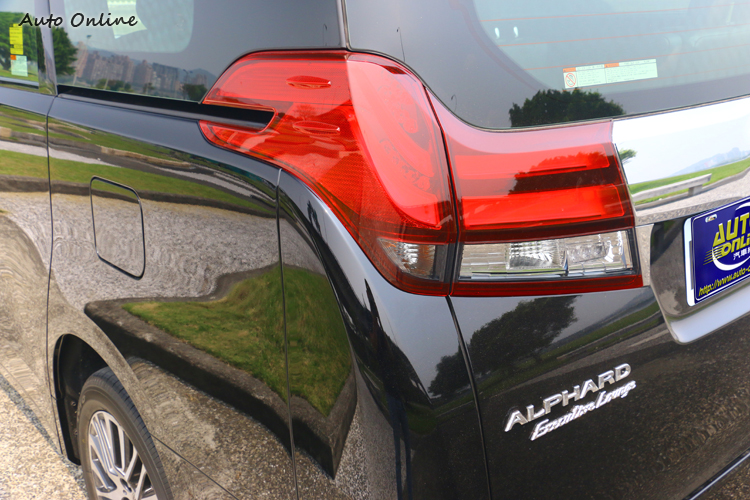 尾燈造型特殊,還特意與車門滑軌結合,極具巧思。