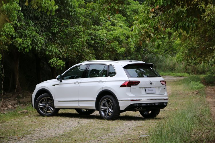 外型更新潮漂亮的二代車型,不但配備高檔,休旅機能依舊強悍,可謂賣相極佳。