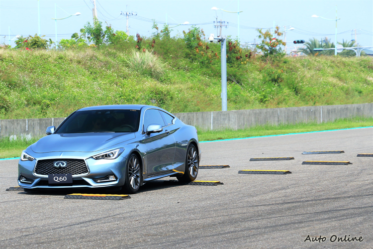 Q60S轉向系統為DAS電子線傳可變式轉向系統,透過訊號與電腦的控制,能抑制一些路面震動干擾方向盤。