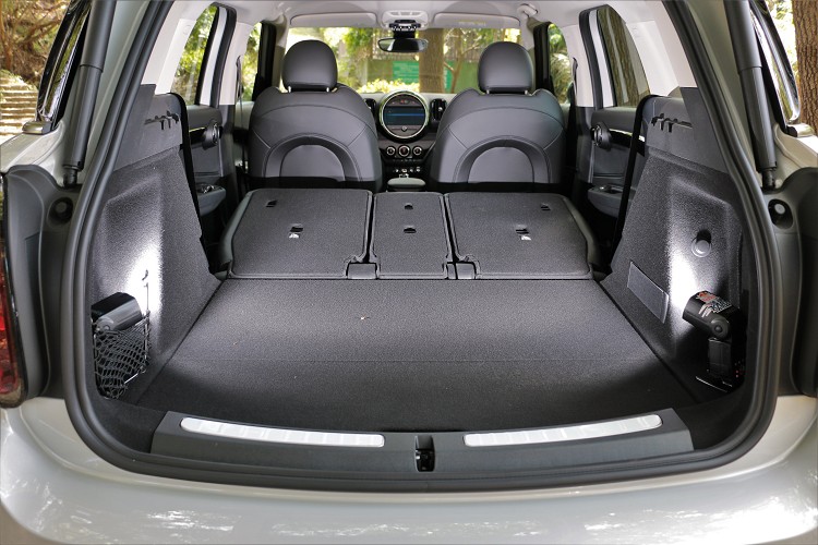 後行李廂在正常狀態下容量達450公升,最多可創造高達1,390公升的實用大空間。