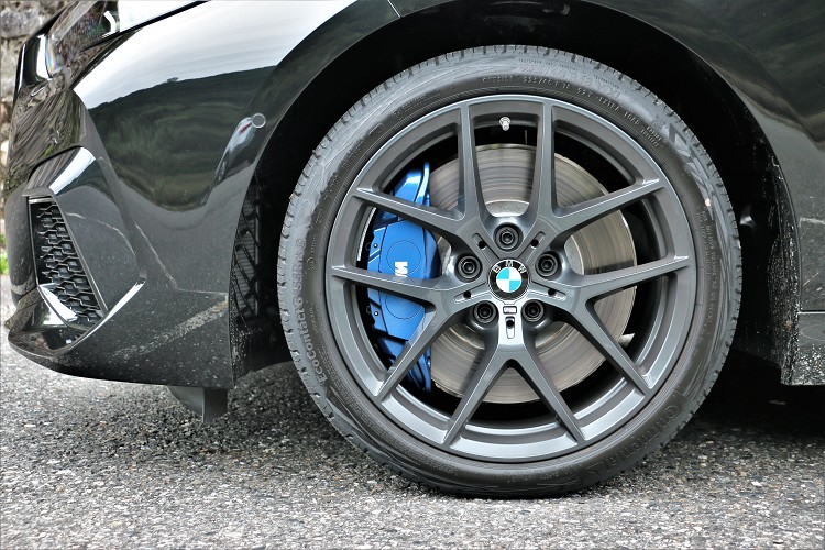 藍色M款煞車卡鉗,提升整體車輛制動性。