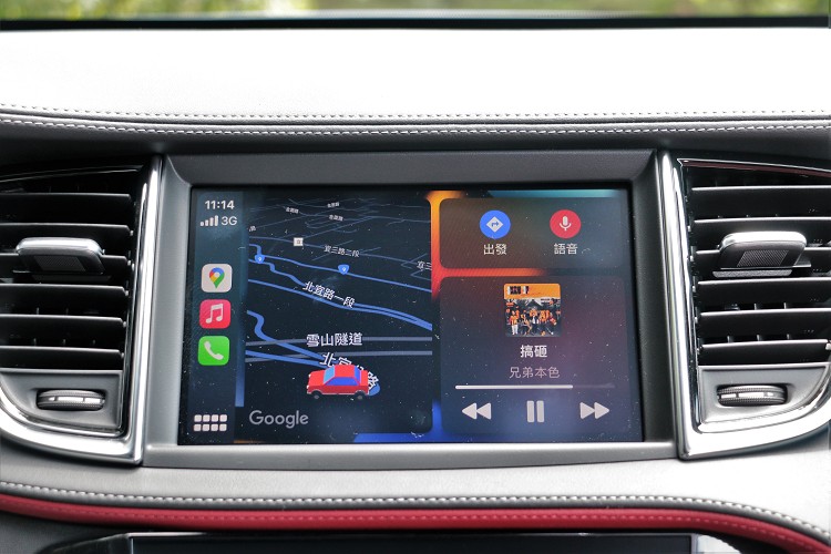 上層螢幕主要提供衛星導航與車外環景以及支援Apple CarPlay影音系統。