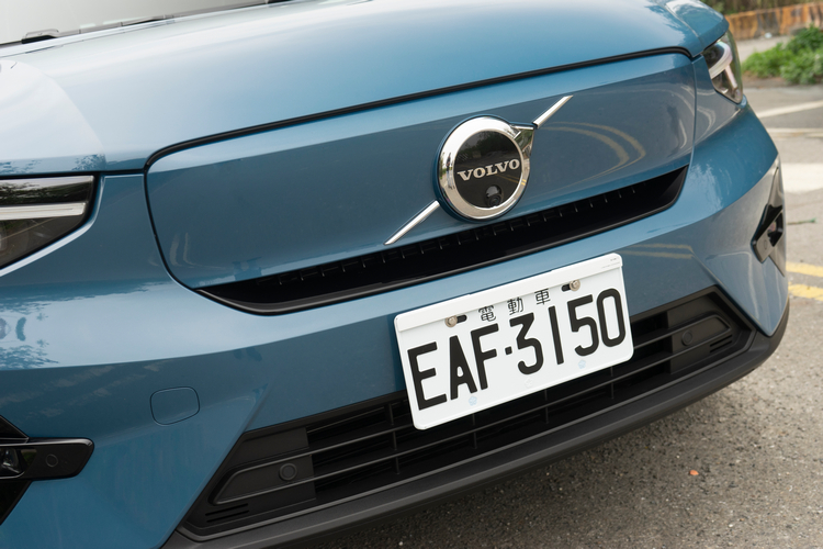 車頭「水箱罩」處以空力飾板來取代