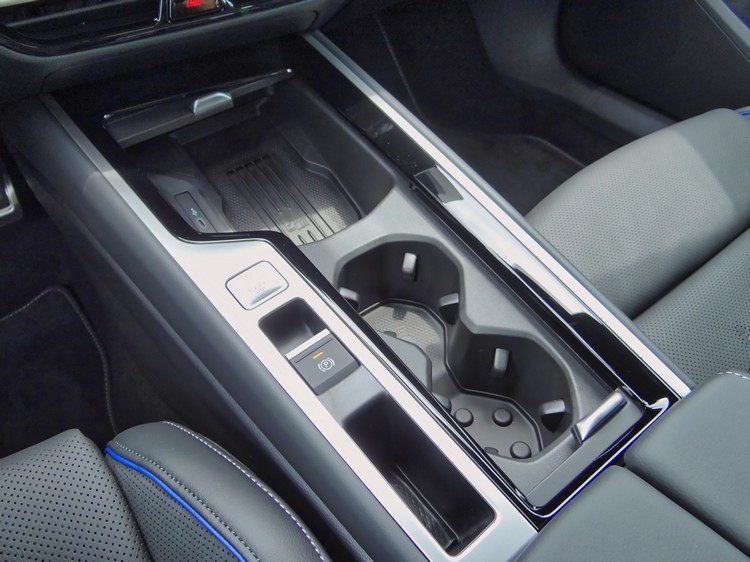 鞍座部位增加更多容納雜物的置物設計,也有無線充電平台和USB-C充電孔可以使用。